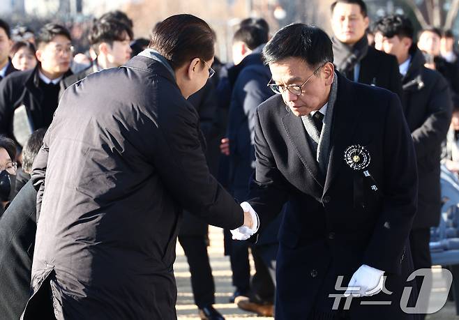 최상목 대통령 권한대행 부총리 겸 기획재정부 장관이 3일 오전 서울 여의도 국회에서 열린 고 김수한 전 국회의장 영결식에서 권영세 국민의힘 비상대책위원장과 인사하고 있다. 2025.1.3/뉴스1 ⓒ News1 김민지 기자