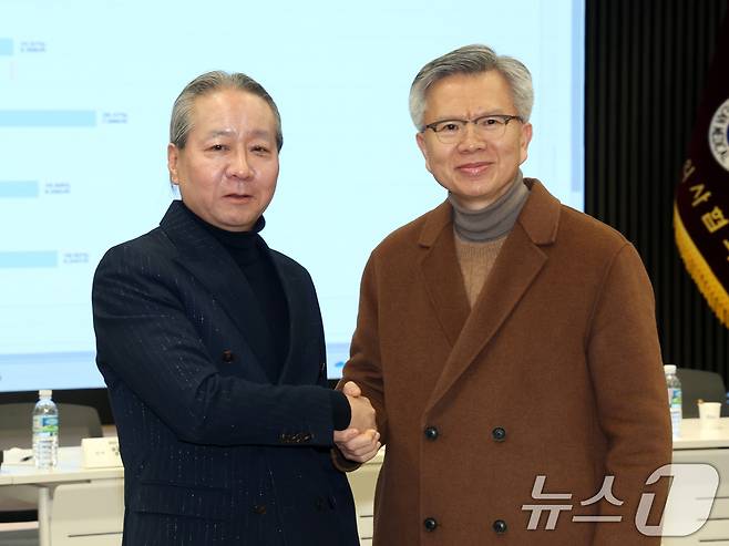 4일 오전 서울 용산구 대한의사협회관에서 열린 '제43대 의협 회장 선거 개표'에서 1위를 차지한 김택우 후보(오른쪽)와 2위를 차지한 주수호 후보가 악수를 나누고 있다.  2025.1.4/뉴스1 ⓒ News1 황기선 기자