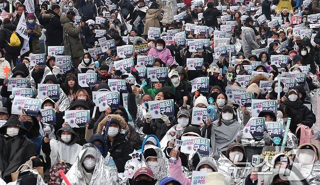 5일 서울 용산구 한남동 대통령 관저 인근에서 열린 '윤석열 체포 구속 긴급행동'에서 민주노총, 진보당 등 진보단체를 비롯한 시민들이 윤석열 대통령 체포 및 구속을 요구하며 응원봉과 손피켓을 들고 있다. 2025.1.5/뉴스1 ⓒ News1 김성진 기자