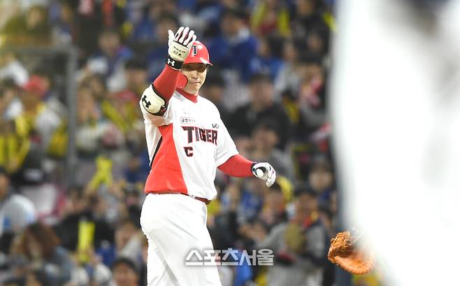 KIA 나성범이 광주-기아 챔피언스 필드에서 열린 삼성과 2024 KBO 한국시리즈 2차전에서 안타를 때린 후 세리머니를 하고 있다. 광주 | 최승섭기자 thunder@sportsseoul.com