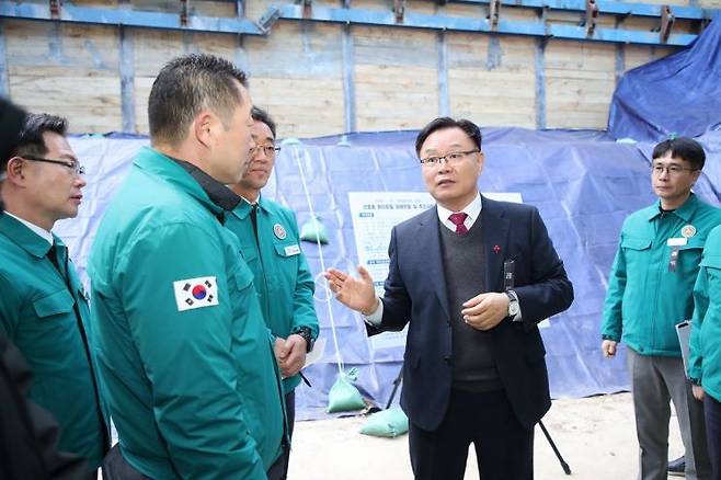 홍남표 창원특례시장이 산호동 옹벽 전도 복구 현장에서 점검하는 모습.