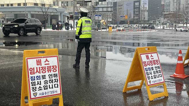 5일 오전 집회로 인해 한남대로가 통제되면서 교통경찰이 한남오거리 차량 우회도로와 임시 버스정류장을 안내하고 있다. /조은서 기자