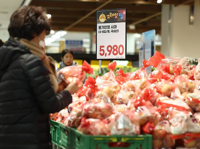 작황 부진에 따라 농산물 물가 상승률이 높은 수준을 기록한 가운데 서울 한 대형 마트에 과일 코너에서 시민들이 진열된 '물가 안정 사과'를 구매하고 있다. /연합뉴스