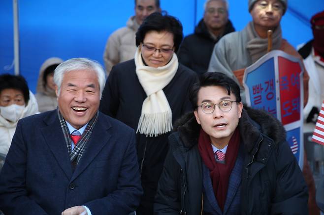 윤상현 국민의힘 의원이 지난 12월 28일 오후 서울 종로구 세종대로에서 열린 대한민국바로세우기국민운동본부(대국본) 주최 '자유민주주의 수호 광화문 국민혁명대회'에 참석해 전광훈 목사(왼쪽)와 대화를 나누고 있다. /뉴스1