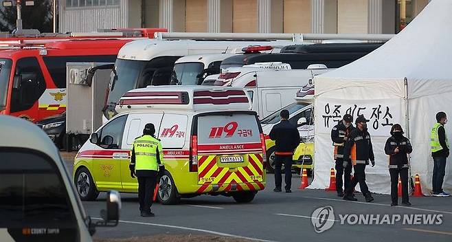 제주항공 무안공항 참사 7일째인 4일 오후 구급차가 임시 안치소를 나서고 있다. ⓒ연합뉴스