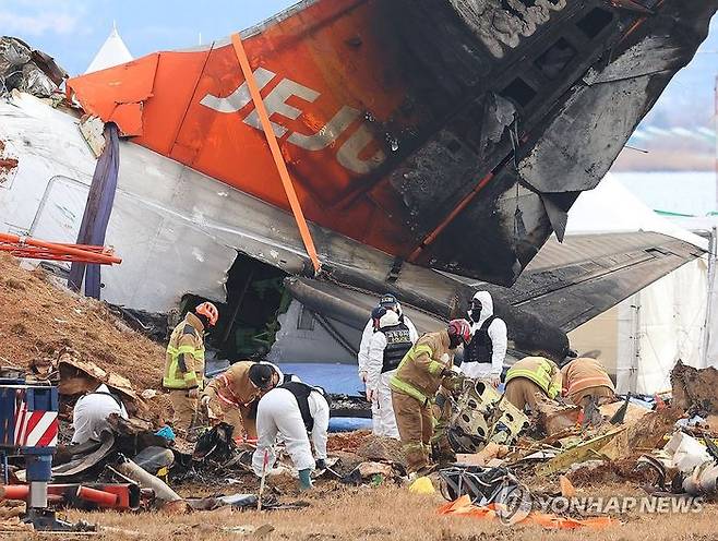 제주항공 무안공항 참사 7일째인 4일 오전 사고 현장에서 국과수, 경찰과학수사대 관계자 및 소방대원들이 현장 감식을 진행하고 있다ⓒ연합뉴스