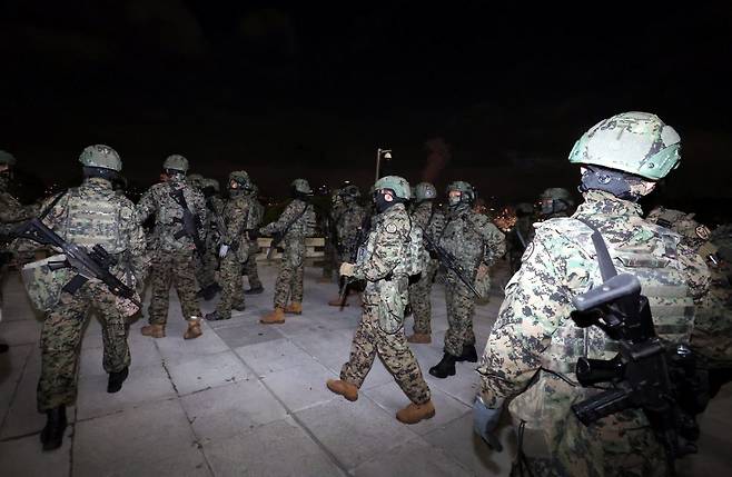 지난달 4일 서울 여의도 국회 내부로 계엄군이 진입을 시도하고 있다. 2024.12.04 서울=뉴시스