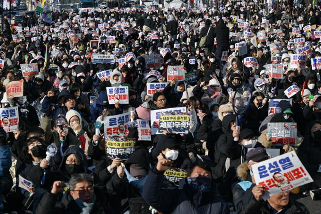 4일 서울 용산구 한남동 대통령 관저 인근에서 민주노총 주최로 열린 집회에서 참가자들이 윤석열 대통령의 체포·탄핵을 촉구하고 있다. 하상윤 기자