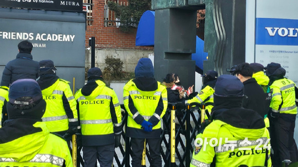 고위공직자범죄수사처가 윤석열 대통령 체포영장 집행에 나선 3일 오전 서울 한남동 관저 진입문 앞에서 경찰관들이 대기하고 있다. [사진=정진성 기자]