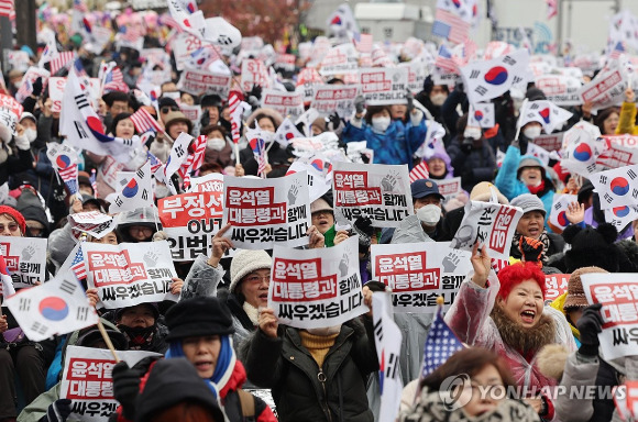 윤석열 대통령에 대한 고위공직자범죄수사처(공수처)의 체포영장 유효기간 만료를 하루 앞둔 5일 서울 용산구 대통령 관저 인근에서 보수단체가 대통령 체포 및 탄핵 반대 집회를 하고 있다. 2025.1.5 [사진=연합뉴스]