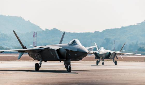 지난해 11월 12일 중국 광둥성 주하이에서 열린 중국국제항공우주박람회(주하이 에어쇼)에서 중국 공군의 최신 스텔스 전투기 J-35의 모습이 공개됐다. EPA=연합뉴스