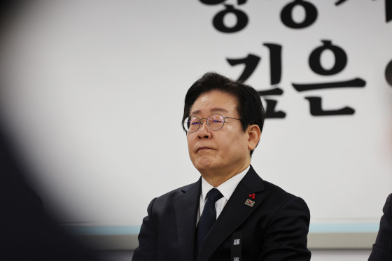 2024년 12월 30일 전남 무안 더불어민주당 전남도당 대회의실에서 열린 현장 최고위원회의 및 항공사고대책위원회 긴급 연석회의에서 이재명 대표가 항공사고 대책 수습관련 발언을 들으며 생각에 잠겨있다. 뉴스1