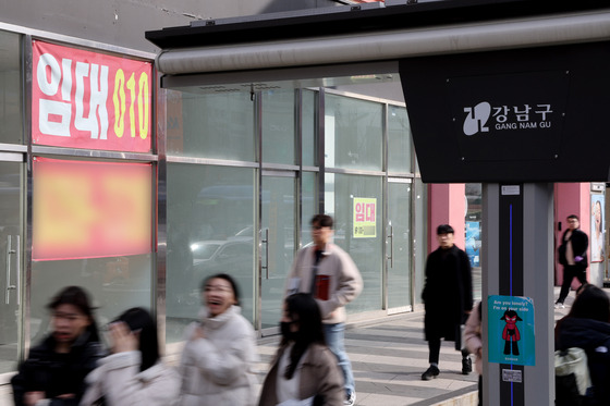 지난해 2월 서울 겅남구 강남대로 일대에 임대 안내 현수막이 붙은 공실이 늘어서 있다. 연합뉴스