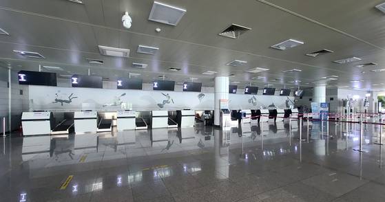 양양국제공항 국내선 체크인 카운터에 불이 꺼져 있다.   [연합뉴스]