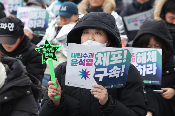 5일 서울 용산구 대통령 관저 인근에서 전국민주노동조합총연맹(민주노총) 등 단체가 대통령 체포 및 탄핵 찬성 집회를 하고 있다. 연합뉴스