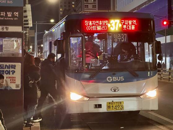 지난 2일 저녁 승객들이 구파발에서 장흥 방면으로 가기 위해 37번 버스에 오르고 있다.