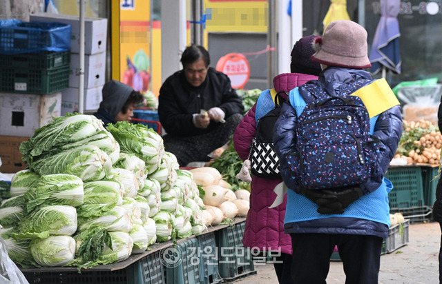 ▲ 춘천 번개시장에서 시민들이 배추와 무 등을 사고 있다. 강원도민일보 자료사진