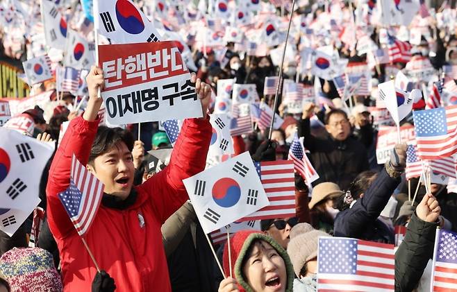 1일 오후 서울 용산구 한남동 대통령 관저 인근에서 윤석열 대통령 지지자들이 윤 대통령에 대한 법원의 체포영장 발부 규탄 집회를 하고 있다.  사진=이솔 기자