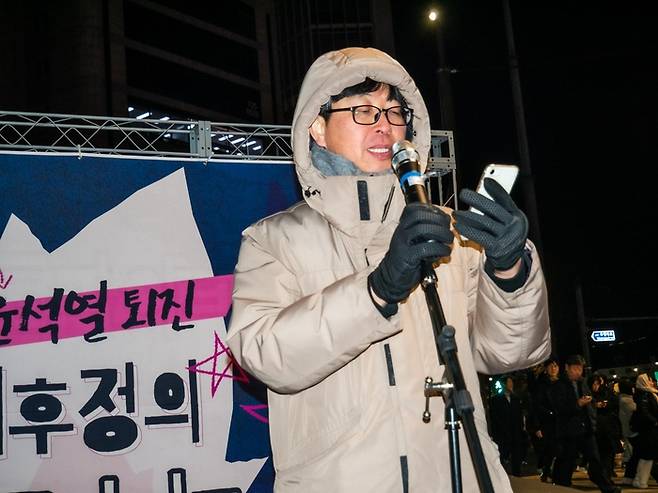 한재각 기후정의동맹 집행위원이 지난달 18일 서울 안국역 인근에서 열린 ‘윤석열 퇴진 기후정의 오픈마이크’에서 발언하고 있다. 녹색당 제공