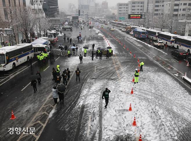 관저 앞 통제 강화 고위공직자범죄수사처의 윤석열 대통령에 대한 체포영장 재집행 여부에 관심이 쏠리고 있다. 5일 서울 한남동 대통령 관저 인근에서 경찰들이 도로통제 등 경비를 강화하고 있다. 성동훈 기자 zenism@kyunghyang.com