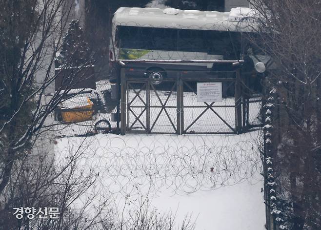 철조망까지 둘러친 관저 윤석열 대통령에 대한 체포영장 집행 시한을 하루 앞둔 5일 서울 한남동 대통령 관저 주변에 대통령경호처가 설치한 원형 철조망이 둘러져 있다. 성동훈 기자 zenism@kyunghyang.com