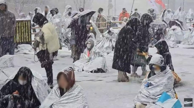 ‘윤석열 즉각 퇴진·사회 대개혁 비상행동(비상행동)’은 고위공직자범죄수사처(공수처)가 윤 대통령의 체포영장 집행을 시도했던 지난 3일부터 이날까지 대통령 관저 인근 일신아트홀 앞에서 2박 3일에 걸친 철야농성을 이어가고 있다. 이훈기 의원 엑스(X) 캡처