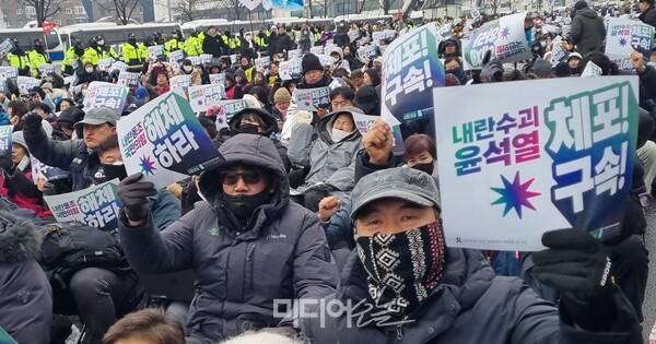 ▲ 5일 서울 용산구 한남동 대통령 관저 인근에서 열린 집회에서 참가자들이 구호를 외치고 있다. 사진=금준경 기자.