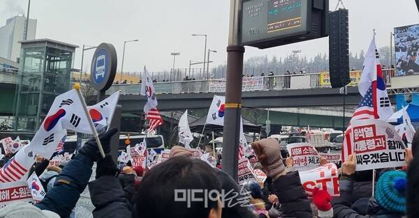 ▲ 5일 서울 용산구 한남동 대통령 관저 인근에서 열린 집회에서 참가자들이 구호를 외치고 있다. 사진=금준경 기자.
