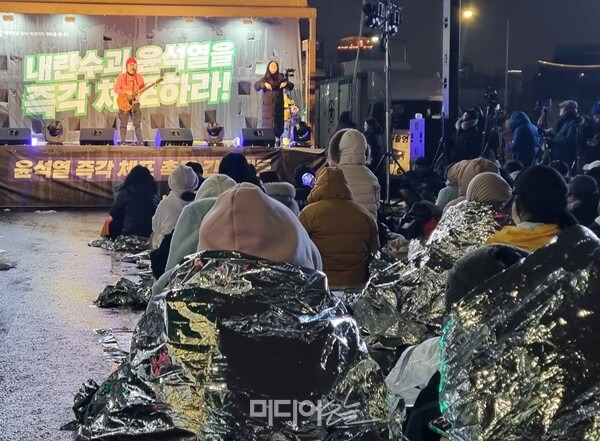 ▲5일 서울 용산구 한남동 대통령 관저 인근에서 열린 윤석열 대통령 퇴진촉구집회에서 은박담요를 입고 있는 시민들. 사진=금준경 기자.