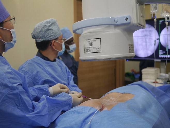 문동언 원장이 자체 개발해 특허를 받은 '추간공성형술 키트'로 척추관협착증 환자를 치료하고 있다. 문동언마취통증의학과의원