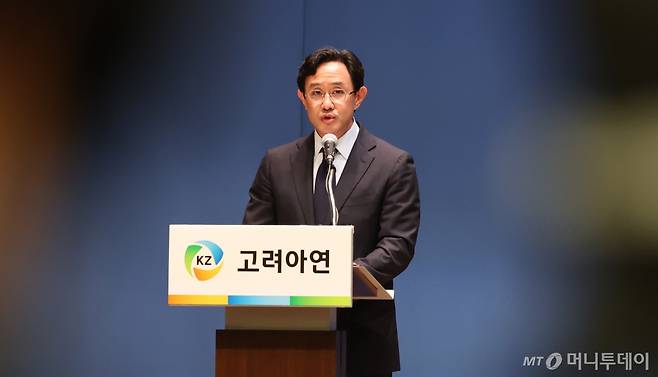 [서울=뉴시스] 추상철 기자 = 최윤범 고려아연 회장이 13일 오후 서울 중구 대한상공회의소에서 '일반공모 유상증자 계획 철회' 등의 내용을 포함한 기자회견문을 낭독하고 있다.