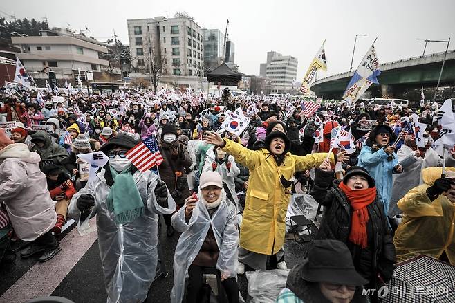 [서울=뉴시스] 정병혁 기자 = 5일 서울 용산구 대통령 관저 인근에서 열린 윤석열 대통령 탄핵 기각 촉구 집회에서 참가자들이 구호를 외치고 있다. 2025.01.05. jhope@newsis.com /사진=정병혁