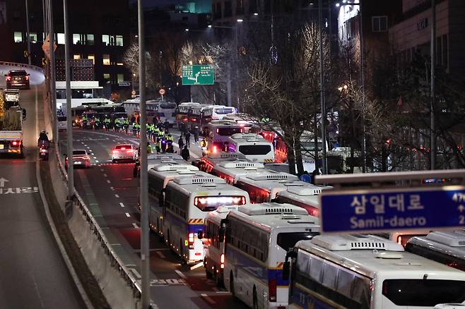 고위공직자범죄수사처가 윤석열 대통령에 대한 체포영장 집행에 나선 3일 서울 용산구 한남동 대통령 관저 앞 도로에 다수의 경찰과 경찰버스가 배치되어 있다. [연합뉴스]