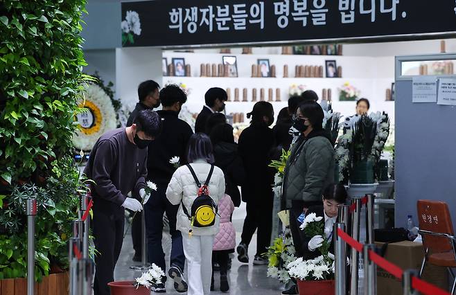 무안공항 제주항공 여객기 참사 일주일째를 맞은 4일 전남 무안국제공항 여객터미널에 마련된 합동분향소에 시민들 발길이 이어지고 있다. [연합]