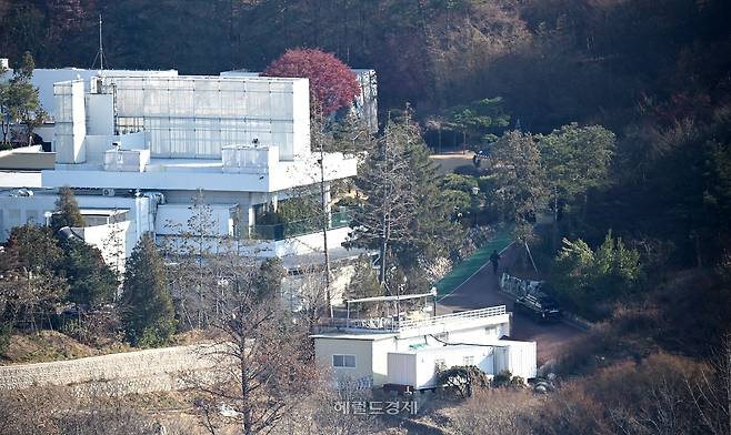 고위공직자범죄수사처가 윤석열 대통령의 체포영장 집행에 나선 3일 서울 용산구 한남동 대통령 관저 경내 언덕길을 사람들이 이동하고 있다. 이상섭 기자