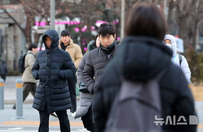 [서울=뉴시스] 김혜진 기자 = 아침 기온이 영하권으로 떨어지며 추운 날씨를 보인 27일 오전 서울 종로구 광화문네거리에 두꺼운 옷차림을 한 시민들이 이동하고 있다. 2024.12.27. jini@newsis.com