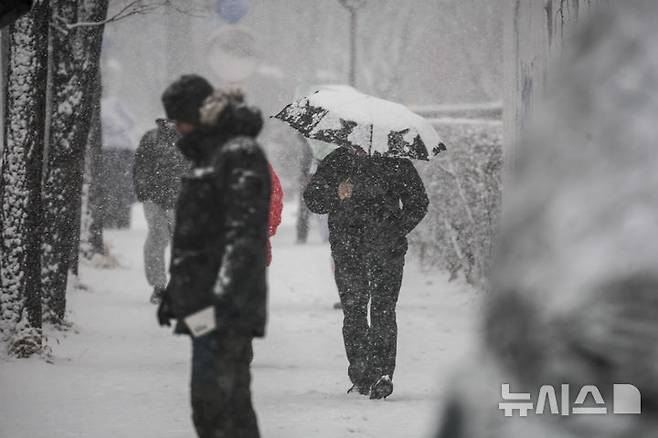 [서울=뉴시스] 정병혁 기자 = 소한인 5일 서울 용산구 한남동에서 시민들이 눈을 맞으며 이동하고 있다. 2025.01.05. jhope@newsis.com