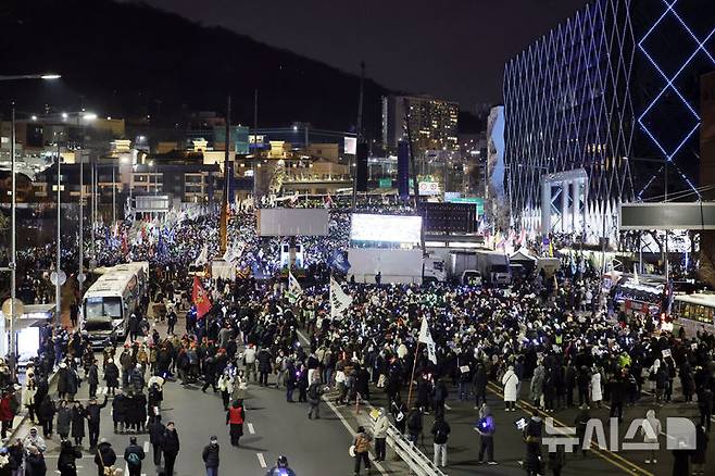 [서울=뉴시스] 최동준 기자 = 4일 윤석열 대통령 관저 인근 서울 한남대로가 탄핵 찬반 집회 인파로 인해 양방향 통제되고 있다. 2025.01.04. photocdj@newsis.com