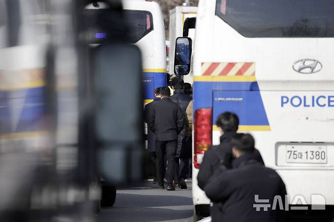 [서울=뉴시스] 최동준 기자 = 고위공직자범죄수사처(공수처)가 윤석열 대통령 체포영장 집행을 중지한 지난 3일 오후 공수처 관계자들과 경찰이 서울 용산구 대통령 관저에서 철수하고 있다. 2025.01.03. photocdj@newsis.com