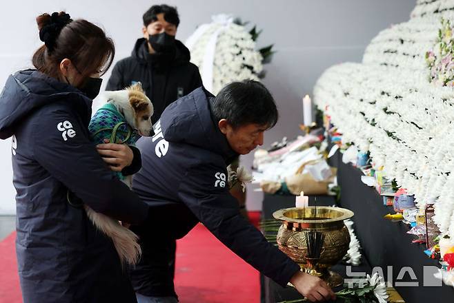 [서울=뉴시스] 홍효식 기자 = 무안국제공항 제주항공 여객기 참사로 주인을 잃은 반려견 푸딩이가 5일 서울시청 앞에 마련된 제주항공 여객기 사고 희생자 합동분향소를 방문하고 있다. 2025.01.05. yesphoto@newsis.com