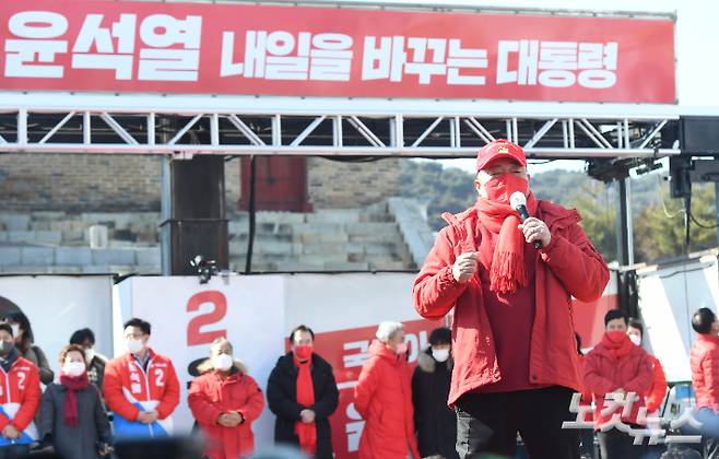 김흥국이 지난 2022년 2월 24일 윤석열 국민의힘 대선후보 '국민과 원팀' 집중 유세에서 지지연설을 하고 있다. 윤창원 기자