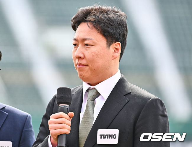 [OSEN=부산, 이석우 기자] 11일 부산 사직구장에서 2024 신한 SOL 뱅크 KBO 리그 롯데 자이언츠와 두산 베어스의 시범경기가 열렸다. 차우찬 해설위원이 사전 영상을 촬영하고 있다. 2024.03.11 / foto0307@osen.co.kr