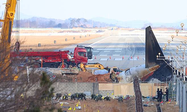 3일 전남 무안군 무안국제공항 제주항공 여객기 참사 현장에서 군·경찰이 수색작업을 벌이고 있다. 연합뉴스