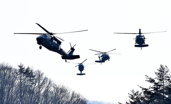 UH-60 헬기들이 착륙장소로 하강하고 있다. 세계일보 자료사진