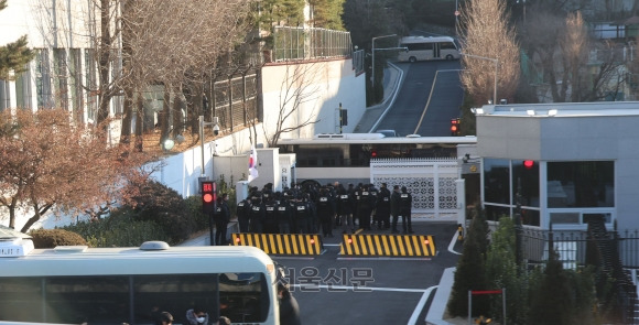 공수처, 한남동 관저 진입 - 윤석열 대통령에 대한 체포영장 집행에 나선 고위공직자범죄수사처 수사관들이 3일 서울 용산구 한남동 대통령 관저 입구를 통과해 진입하고 있다. 2025.1.3 박지환기자