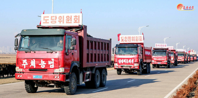 북한 노동신문은 5일 "전국 각지에서 올해의 첫걸음을 힘차게 내걸으며 계속 혁신, 연속공격"하고 있다면서 특히 각 시도에서 농촌지원사업에 대한 열의가 넘치고 있다고 보도했다. 노동신문 뉴스1