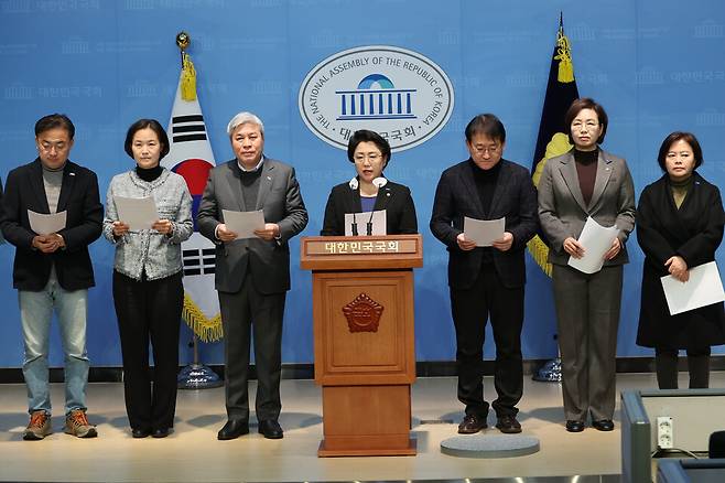 김선민 조국혁신당 대표 권한대행(가운데)을 비롯한 의원들이 5일 오전 서울 여의도 국회 소통관에서 국민의힘에 대한 위헌정당해산 심판 청구를 정부에 촉구하는 기자회견을 하고 있다. ⓒ연합뉴스