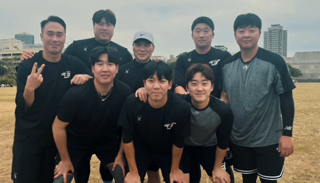 류현진에게 직접 요청해 일본 오키나와 미니 캠프에 참가한 박상원(앞줄 왼쪽 첫 번째). 99코퍼레이션 인스타그램 캡처