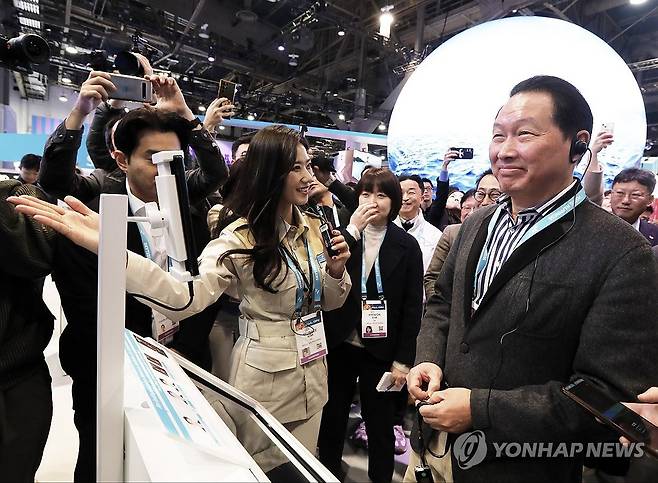 'CES 2024'에서 'AI 포춘텔러' 설명 듣는 최태원 회장 [SK수펙스추구협의회 제공. 재판매 및 DB 금지] photo@yna.co.kr