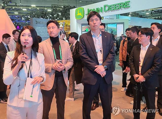 'CES 2024'에서 HD현대 부스 둘러보는 정기선-신유열 [연합뉴스 자료사진]